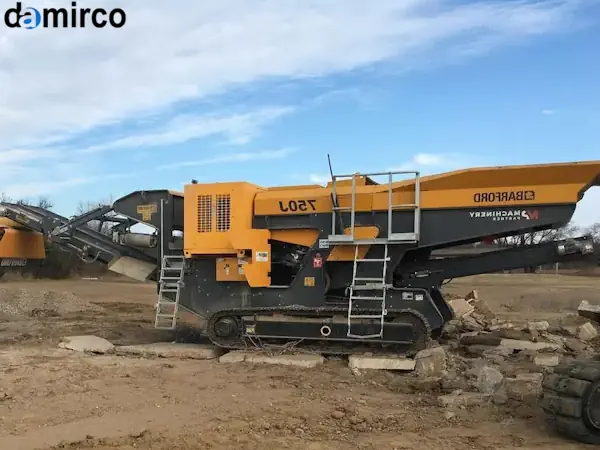 یک دستگاه سنگ شکن دست دوم در محوطه یک معدن در حال بازرسی فنی قبل از خرید.