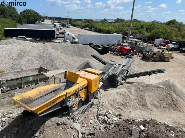 تصویر گرافیکی که نحوه عملکرد یک دستگاه سنگ شکن فکی را نشان می‌دهد.