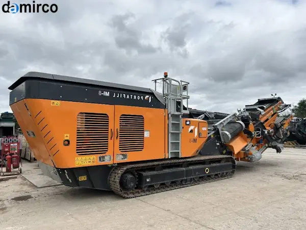 دستگاه سنگ شکن فکی در حال خرد کردن سنگ‌های بزرگ در یک معدن