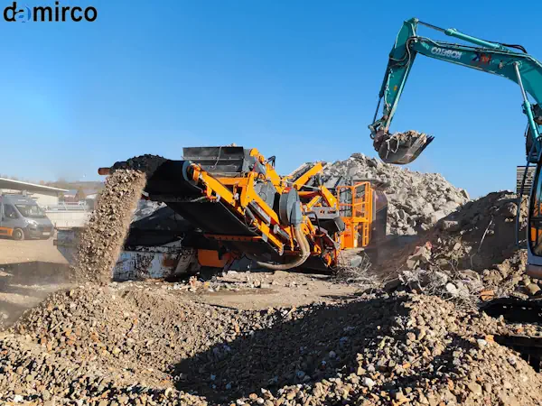 دستگاه سنگ شکن فکی بزرگ در حال کار در یک معدن سنگ