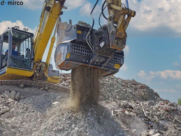 دستگاه سنگ شکن سیار در یک پروژه راه‌سازی در حال خرد کردن سنگ‌های بزرگ