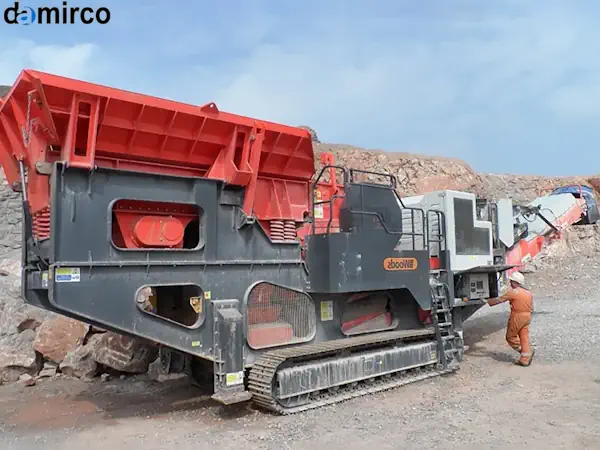 دستگاه سنگ شکن فکی بزرگ در حال خرد کردن سنگ در یک معدن روباز