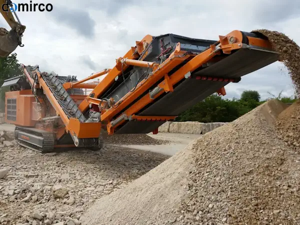 دستگاه سنگ شکن سیار در حال خرد کردن سنگ در یک پروژه عمرانی بزرگ