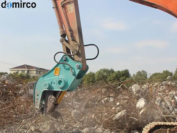 نمایی کامل از یک خط تولید سنگ شکن صنعتی در حال کار در یک معدن