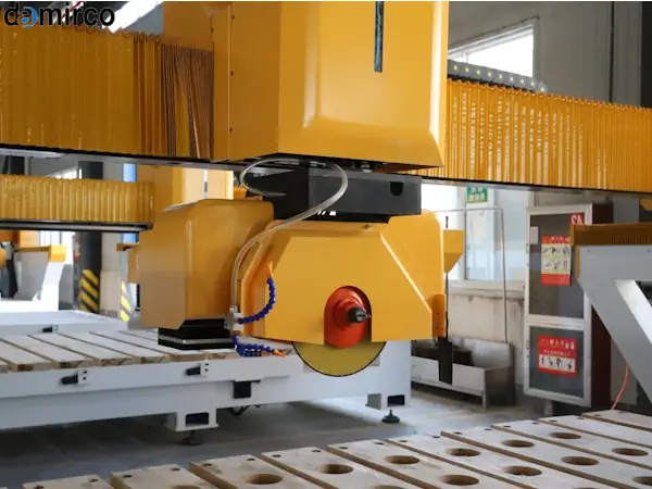 یک دستگاه برش سنگ سی ان سی پیشرفته در حال برش دقیق یک اسلب سنگ مرمریت بزرگ در یک کارخانه سنگبری