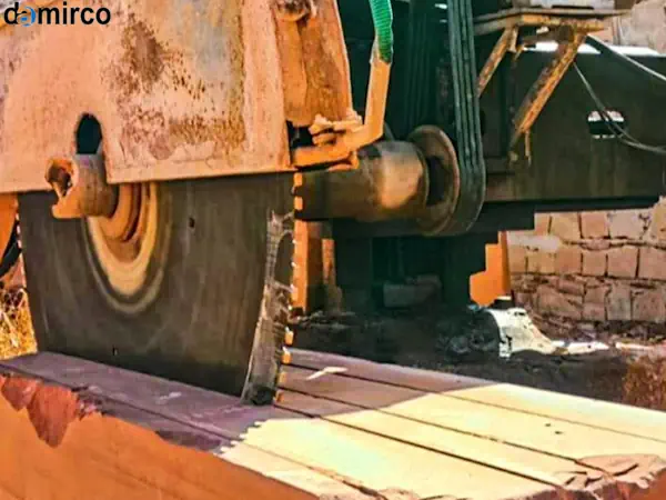 تصویری از یک دستگاه برش سنگ دست دوم در یک کارگاه سنگبری