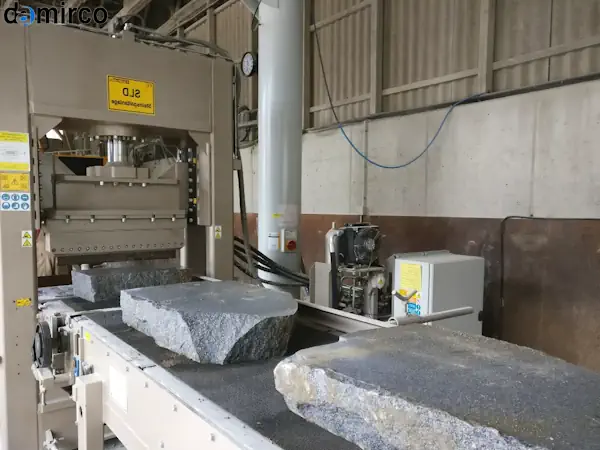 یک دستگاه برش سنگ صنعتی در حال برش یک اسلب بزرگ گرانیت با دقت بالا