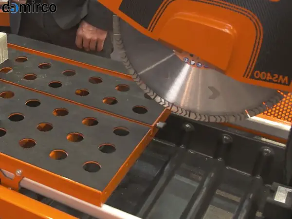 یک دستگاه برش سنگ صنعتی در حال برش یک اسلب بزرگ مرمریت با دقت بالا