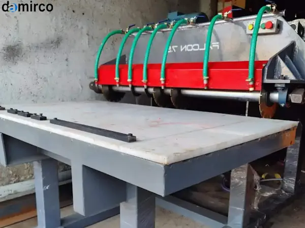 تصویر نزدیک از انواع تیغه دستگاه برش سنگ با سگمنت‌های الماسی که برای برش انواع سنگ‌های ساختمانی استفاده می‌شوند.