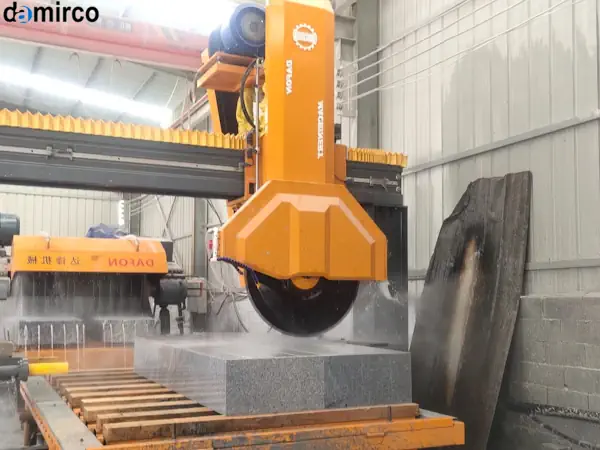 یک دستگاه برش سنگ ایرانی قدرتمند در حال برش یک اسلب بزرگ سنگ گرانیت در یک کارخانه سنگبری