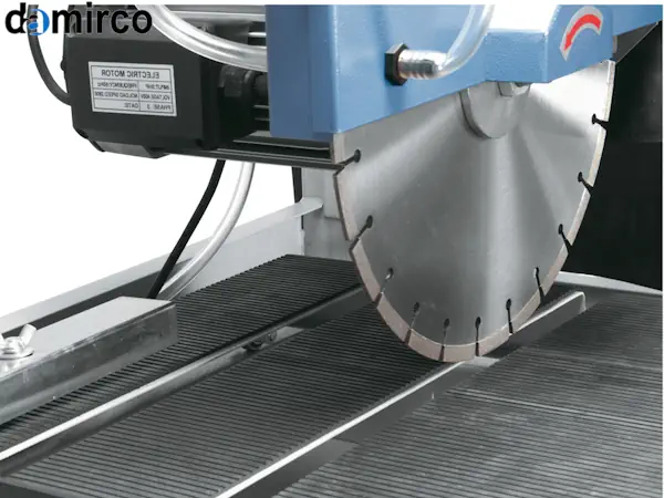 یک دستگاه برش سنگ طولی بر صنعتی در حال برش یک اسلب بزرگ سنگ گرانیت در کارخانه