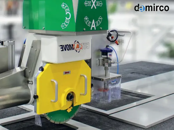 یک دستگاه برش سنگ کارگاهی مدرن در حال برش یک اسلب بزرگ گرانیت با دقت بالا.