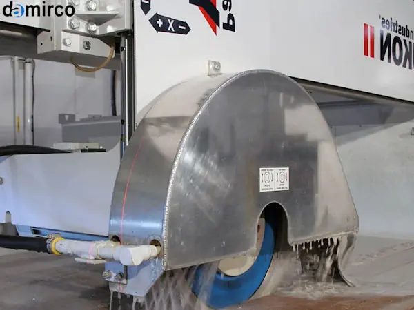 یک دستگاه برش سنگ صنعتی در حال برش یک اسلب بزرگ گرانیت با دقت بالا