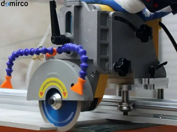 یک دستگاه برش سنگ صنعتی مدرن در حال برش یک اسلب بزرگ سنگ گرانیت با دقت بالا.