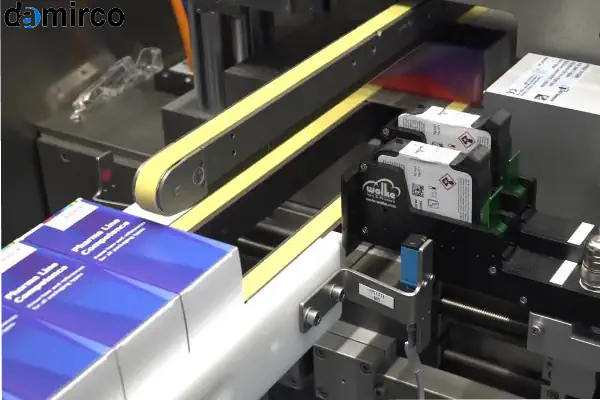 تصویر نزدیک از برچسب اصالت دارو که کدهای IRC و UID به همراه بارکد دو بعدی روی آن مشخص است.