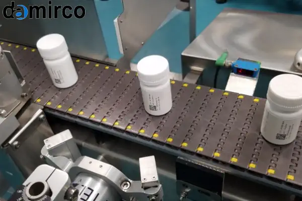 شخصی در حال اسکن بارکد روی جعبه دارو با تلفن همراه برای استعلام اصالت دارو