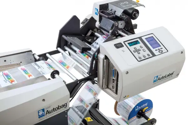 یک بسته دارویی که بر روی آن برچسب اصالت دارو با بارکد دو بعدی و کدهای شناسایی به وضوح دیده می‌شود.