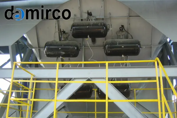 نمایی از نصب ایربلستر روی یک سیلوی صنعتی برای رفع گرفتگی مواد
