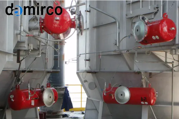 نمایی از ایربلسترهای نصب شده بر روی یک سیلوی صنعتی برای رفع گرفتگی مواد