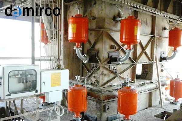 تصویری از یک دستگاه شوت گان یا ایربلستر صنعتی که روی دیواره یک سیلو نصب شده است