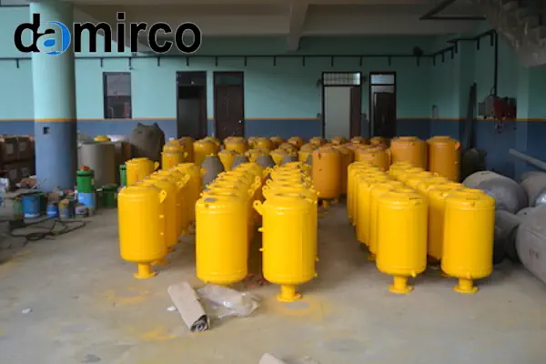 تصویری از یک ایربلستر صنعتی آبی رنگ که بر روی یک سازه فلزی نصب شده است