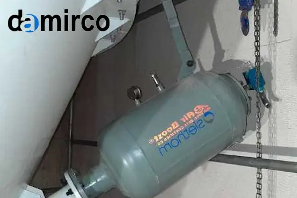 تصویر یک دستگاه ایربلستر صنعتی نصب شده روی یک سیلو