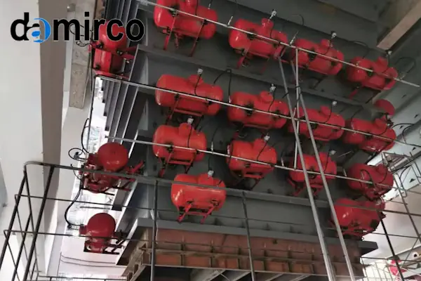 تصویری از یک دستگاه ایربلستر صنعتی قدرتمند نصب شده بر روی یک سیلوی سیمان