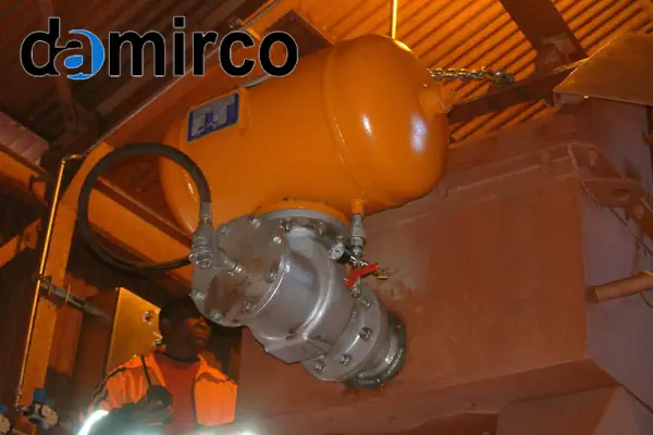 تکنسین در حال انجام بازرسی و تعمیر و نگهداری ایربلستر در یک کارخانه سیمان