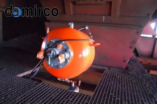 نصب یک دستگاه ایربلستر بر روی دیواره فلزی یک سیلوی صنعتی بزرگ