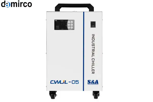 تصویری از یک چیلر لیزر صنعتی که در کنار دستگاه برش لیزری قرار گرفته و کاربرد چیلر لیزر را نشان می‌دهد.