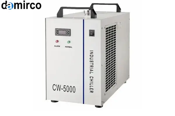 تکنسین متخصص در حال انجام سرویس چیلر لیزر صنعتی و بررسی قطعات داخلی آن