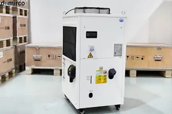 تصویر چیلر صنعتی مدل cw5000 در کنار یک دستگاه لیزر