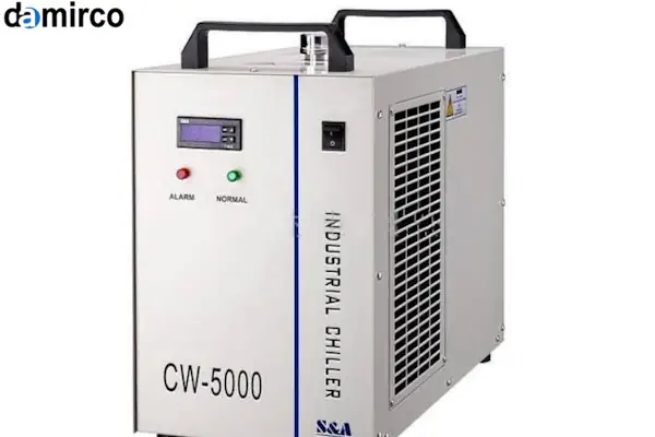 نمایی از انواع چیلر لیزر صنعتی آبی و هوایی در کنار یک دستگاه برش لیزری