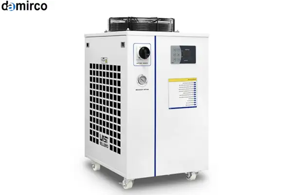 تصویری از یک چیلر لیزر صنعتی در حال کار در کنار دستگاه برش لیزر