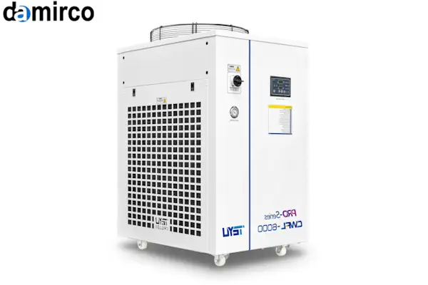 یک تکنسین در حال تعمیر چیلر لیزر صنعتی