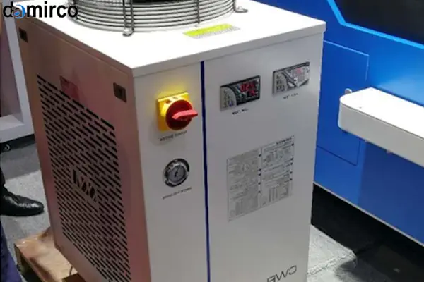 چیلر صنعتی مخصوص خنک کاری دستگاه لیزر در یک کارگاه صنعتی