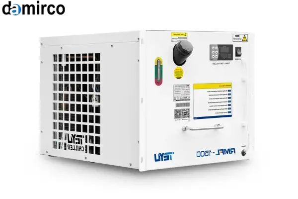 تصویر یک چیلر لیزر صنعتی مدرن در کنار دستگاه برش لیزری