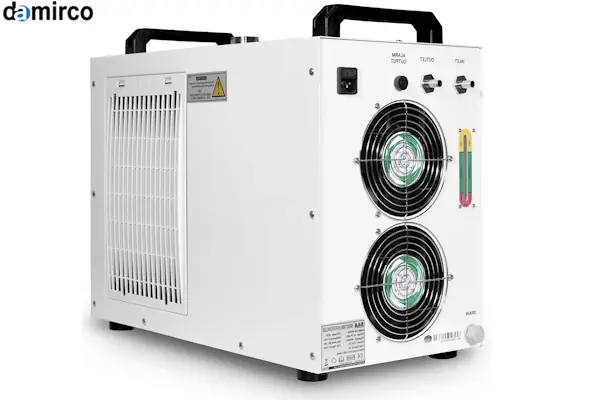 نمایشگر یک چیلر صنعتی که یک کد ارور چیلر لیزر را نشان می‌دهد و یک تکنسین در حال بررسی آن است.