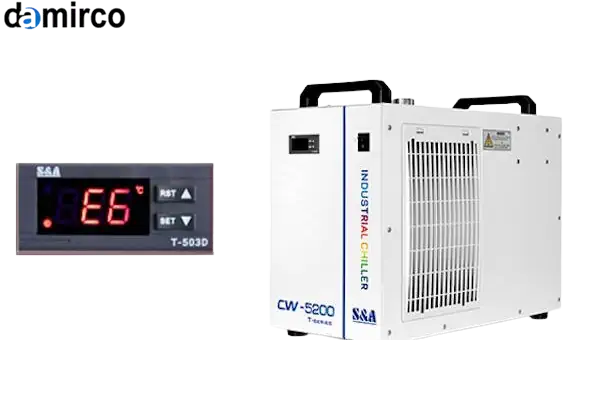 چیلر لیزر صنعتی در حال کار در کنار دستگاه برش لیزری