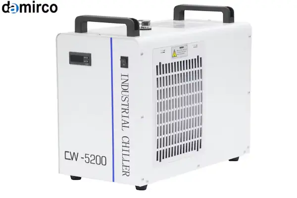 تکنسین متخصص در حال بررسی و نگهداری چیلر لیزر صنعتی پیشرفته