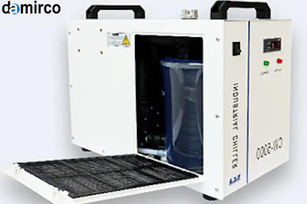 یک چیلر صنعتی در کنار یک دستگاه برش لیزر در یک کارگاه مدرن