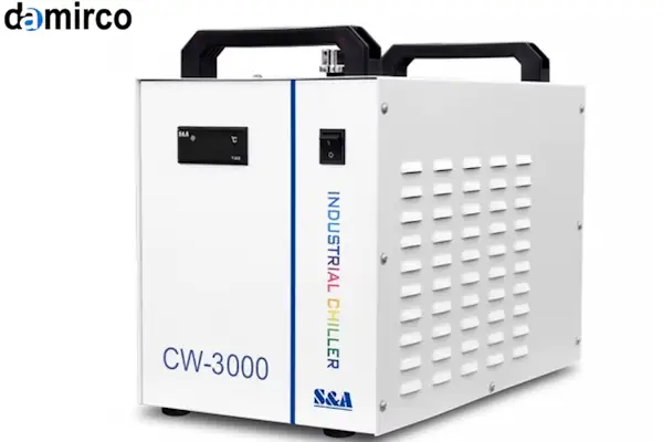 یک چیلر لیزر دست دوم در کنار دستگاه برش لیزری در یک کارگاه صنعتی