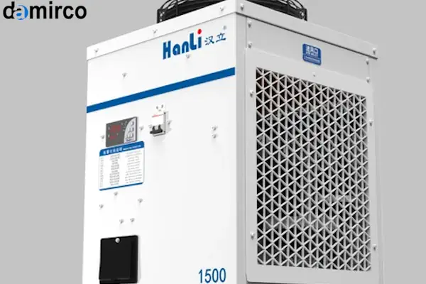 یک تکنسین در حال بررسی و عیب یابی مشکلات چیلر لیزر صنعتی