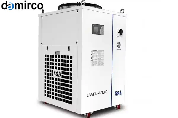 پنل کنترل دیجیتال یک چیلر لیزر صنعتی که دمای آب را نمایش می‌دهد.