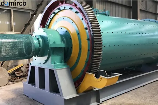 تصویر آسیاب بالمیل صنعتی در حال خردایش مواد معدنی