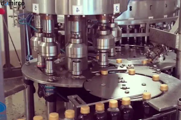 تصویر یک دستگاه اینترمیکس نوشابه مدرن از جنس استیل ضد زنگ در یک کارخانه تولید نوشیدنی