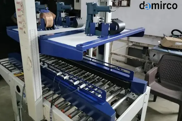 دستگاه منگنه کوب کارتن بادی در حال استفاده در یک خط تولید صنعتی