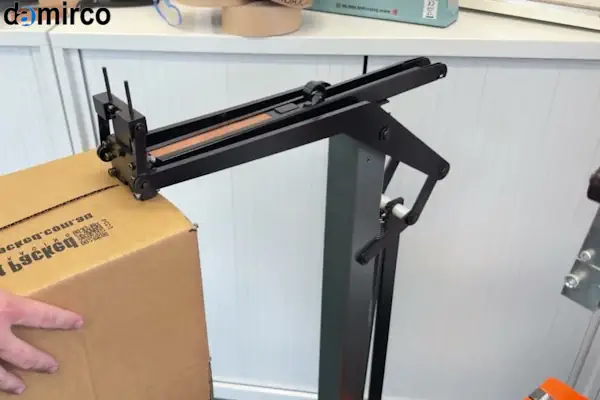 تصویری از انواع دستگاه منگنه کوب کارتن دستی، بادی و برقی در یک کارگاه صنعتی