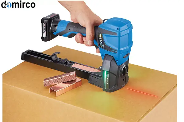 یک دستگاه منگنه کوب کارتن صنعتی در حال بسته‌بندی یک جعبه مقوایی