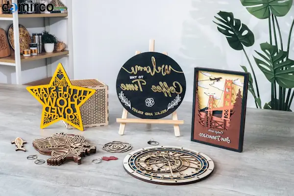 یک دستگاه حکاکی لیزری در حال کار و ایجاد طرحی دقیق روی یک قطعه چوبی به عنوان یک ایده پولساز